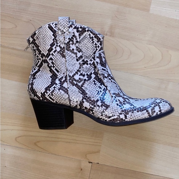 Style & Co Mykenna Women Western Snake Boots 8M 2in Heel Animal Print Cowgirl - Picture 4 of 11